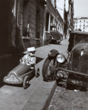 Bolides, Paris, c.1956 Láminas por Robert Doisneau Bolides, Paris, c.1956 Láminas por Robert Doisneau