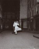La Derniere Valse du 14 Juillet, 1949 Kunstdrucke von Robert Doisneau