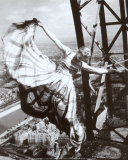 Sur la Tour Eiffel, c.1938 Plakat av Erwin Blumenfeld Sur la Tour Eiffel, c.1938 Plakat av Erwin Blumenfeld