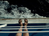 Man's Feet in Sandals Standing on the Railing of a Cruise Ship Lámina fotográfica