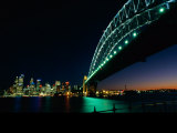 A View Across Sydney Harbour of the Brightly-Lit Harbour Bridge and the Citys Skyline Fotografie-Druck von Medford Taylor