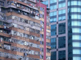 A Dilapidated High-Rise is Juxtaposed against a Modern Office Building Fotografisk tryk af Paul Chesley A Dilapidated High-Rise is Juxtaposed against a Modern Office Building Fotografisk tryk af Paul Chesley