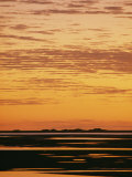 The Sky and Water Turn Golden as Twilight Settles over the Indian Ocean Photographie