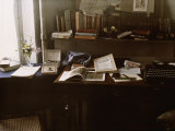National Geographics rest on a desk near a typewriter Lámina fotográfica National Geographics rest on a desk near a typewriter Lámina fotográfica