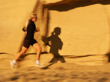 A Woman Jogs on a Mountain Path Lámina fotográfica A Woman Jogs on a Mountain Path Lámina fotográfica
