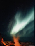 Northern lights blazing in the sky above a truck Lámina fotográfica