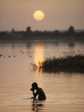 Person Bathing in the Niger River Photographie par Steve Raymer
