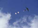 Smoke Jumpers Parachute from a Plane During a Training Exercise Photographic Print by J. Baylor Roberts