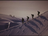 Climbers Move Carefully Across Steep Mountain Slopes Fotografisk tryk af Paul Chesley Climbers Move Carefully Across Steep Mountain Slopes Fotografisk tryk af Paul Chesley