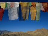 Des drapeaux de prières multicolores s'agitent dans la brise à Ladakh Photographie