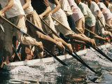 Men Paddle a Boat During a Race on Inle Lake Photographie