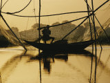 A Fisherman Sets His Nets Photographie par Dick Durrance II