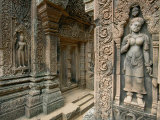 Ornate Carvings and Sculptures of Buddhist Deities Adorn the Outside of a Buddhist Temple Fotografisk tryk af Paul Chesley Ornate Carvings and Sculptures of Buddhist Deities Adorn the Outside of a Buddhist Temple Fotografisk tryk af Paul Chesley