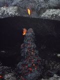 Cooling Pahoehoe Lava Drips over a Lichen-Strewn Ledge Photographie