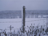 A Wire Fence Cordons off a Snow-Covered Field Photographie