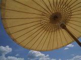 Un parasol bloque le soleil sur une plage de l'île de Phuket Photographie