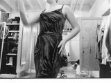 A model wears a dress Lámina fotográfica A model wears a dress Lámina fotográfica