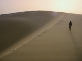 Arab Walking on a Large Sand Dune Photographie