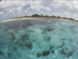 Fisheye View of the Islands Shoreline with Fat Clouds Overhead Photographie