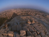 The Pyramids of Giza cast a shadow over the surrounding cityscape Lámina fotográfica The Pyramids of Giza cast a shadow over the surrounding cityscape Lámina fotográfica