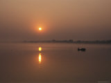 Fishermen in a Boat Greet the Sunrise on a Foggy Morning Photographie