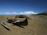An Outrigger Canoe Sits on a Deserted Beach Photographie