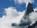 The Karakoram Ranges Fathi Tower rises through the clouds Lámina fotográfica por Jimmy Chin The Karakoram Ranges Fathi Tower rises through the clouds Lámina fotográfica por Jimmy Chin