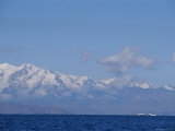 A View of Lake Titicaca Across to the Snow-Capped Andes Mountains Photographie
