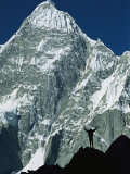 A Climber Silhouetted against Mountains in the Karakoram Range Photographie par Jimmy Chin