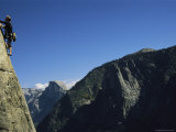 A man climbs the East Buttress of Yosemites El Capitan Lámina fotográfica por Jimmy Chin A man climbs the East Buttress of Yosemites El Capitan Lámina fotográfica por Jimmy Chin