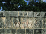 Wall of Skulls (Known as Tzompantli), Chichen Itza, Mexico Fotografie-Druck von Steve Winter