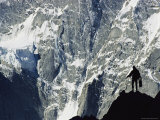 A climber silhouetted against mountains in the Karakoram Range Lámina fotográfica por Jimmy Chin A climber silhouetted against mountains in the Karakoram Range Lámina fotográfica por Jimmy Chin