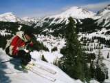 Man Skiing Along a Slope Above a Valley Photographie
