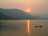 Setting Sun Reflected in Lake Phewa with Boat and Mountains Photographie