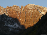 Morning Sunlight Shines on the Majestic Maroon Bells Lámina fotográfica Morning Sunlight Shines on the Majestic Maroon Bells Lámina fotográfica