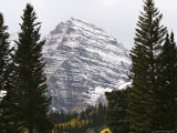 The Majestic Maroon Bells are Surrounded by Aspen and Evergreen Trees Lámina fotográfica The Majestic Maroon Bells are Surrounded by Aspen and Evergreen Trees Lámina fotográfica