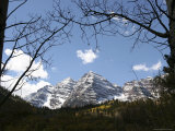 Tree Branches Frame the Maroon Bells Lámina fotográfica Tree Branches Frame the Maroon Bells Lámina fotográfica