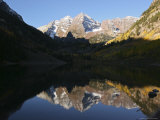 The Majestic Maroon Bells are Reflected in Maroon Lake Lámina fotográfica The Majestic Maroon Bells are Reflected in Maroon Lake Lámina fotográfica