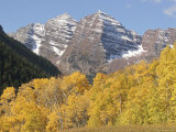 The Majestic Maroon Bells are Framed by Aspen and Evergreen Trees Lámina fotográfica The Majestic Maroon Bells are Framed by Aspen and Evergreen Trees Lámina fotográfica