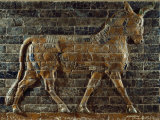 A Glazed Relief Depicting a Bull from the Ishtar Gate in the Ancient City of Babylon in Iraq Lámina fotográfica A Glazed Relief Depicting a Bull from the Ishtar Gate in the Ancient City of Babylon in Iraq Lámina fotográfica