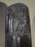 A Relief Sculpture Depicting Babylonian King Hammurabi Standing Before the Deity Shamash Lámina fotográfica por Jr, Victor R. Boswell
