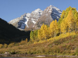 The Majestic Maroon Bells Loom Above Maroon Lake Lámina fotográfica The Majestic Maroon Bells Loom Above Maroon Lake Lámina fotográfica