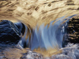 Water Flows Swiftly Between Two Rocks Photographie par Jason Edwards