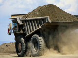 A Dump Truck Carrying Gravel Kicks up a Cloud of Dust Lámina fotográfica por Raymond Gehman A Dump Truck Carrying Gravel Kicks up a Cloud of Dust Lámina fotográfica por Raymond Gehman