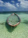 A Boat Submerged in Crystal Clear Water Photographie par Bill Curtsinger