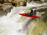 A Kayaker Careens over a Waterfall into the Swirling Whitewater Below Lámina fotográfica A Kayaker Careens over a Waterfall into the Swirling Whitewater Below Lámina fotográfica