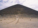 Visitors climb stairs leading to a mid-level entrance to the ancient limestone Red Pyramid Lámina fotográfica Visitors climb stairs leading to a mid-level entrance to the ancient limestone Red Pyramid Lámina fotográfica