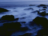 Fog Hangs Low over the Atlantic Between Silhouetted Rocks Photographie