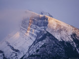 A Wind-Blown Peak Juts Forth Revealing Sedimentary Lines in its Stone Face Photographie