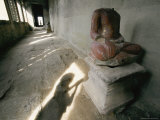 The Headless Statue of a Seated Buddha Sits in a Hallway in a Buddhist Temple Photographie